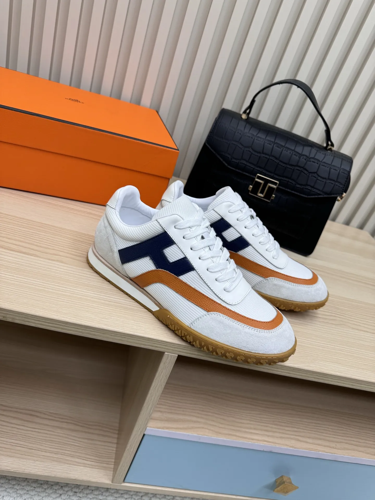 25 new fashion contrast color design women's sports shoes