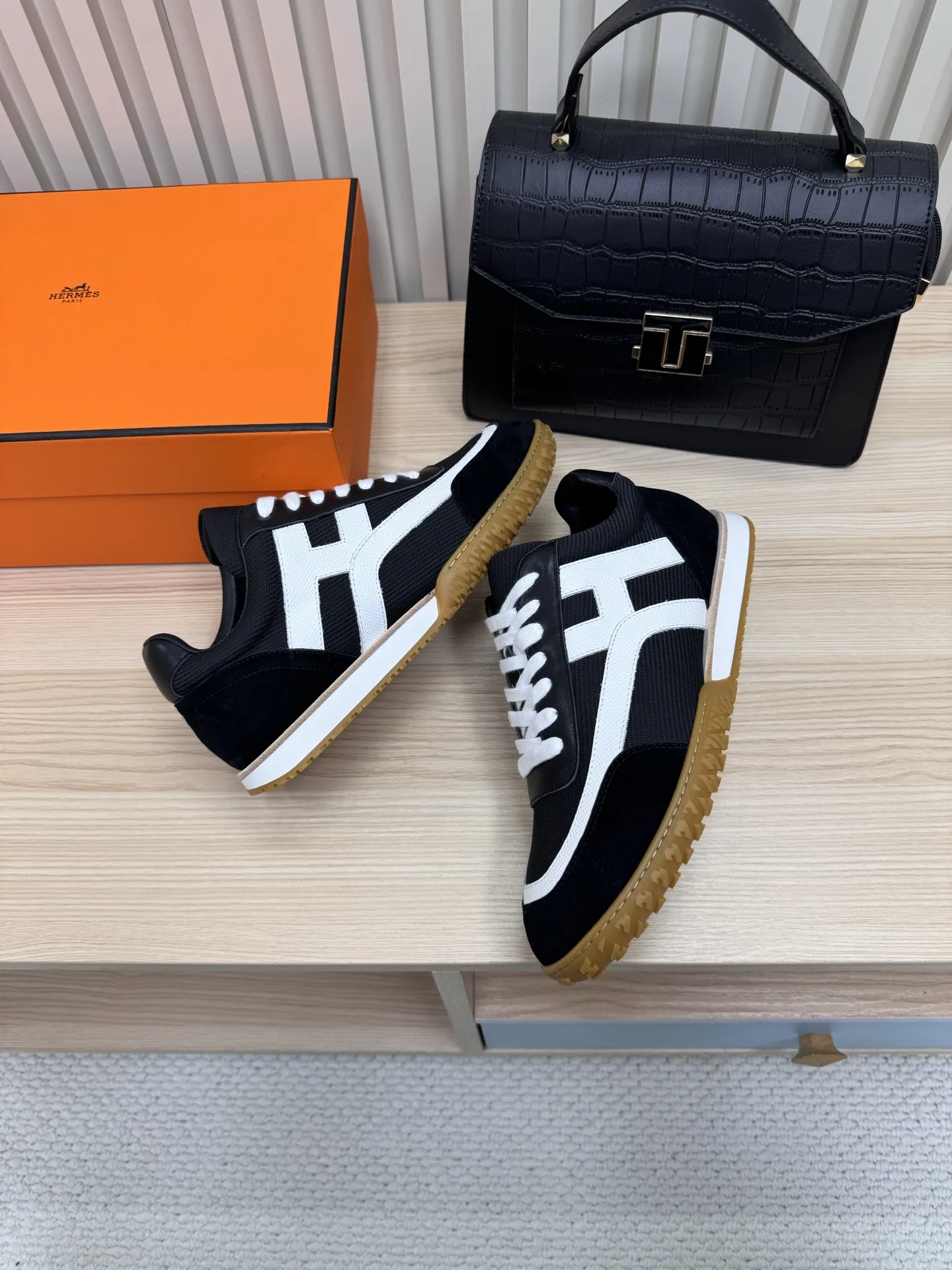 25 new fashion contrast color design women's sports shoes