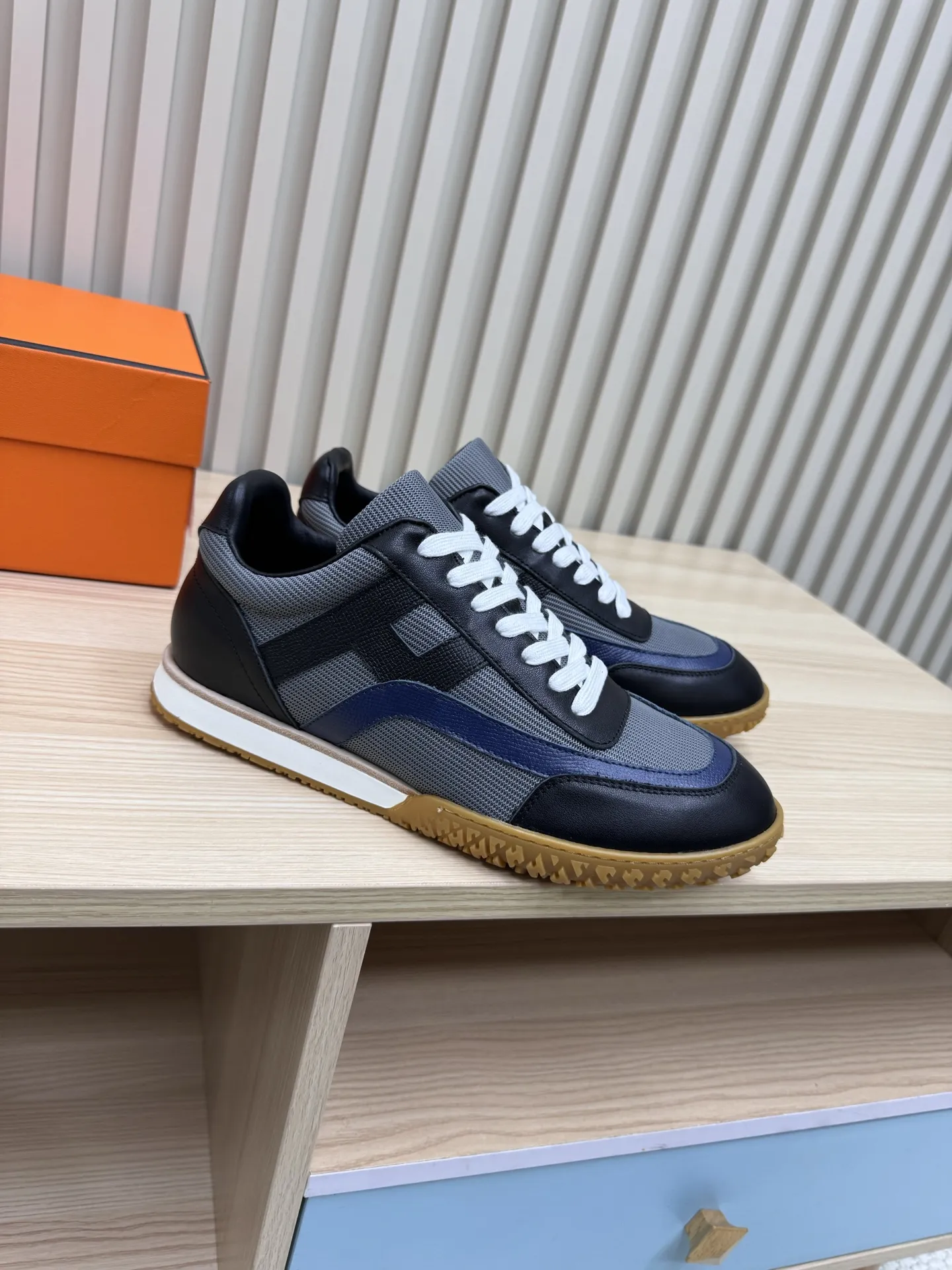 25 new fashion contrast color design women's sports shoes