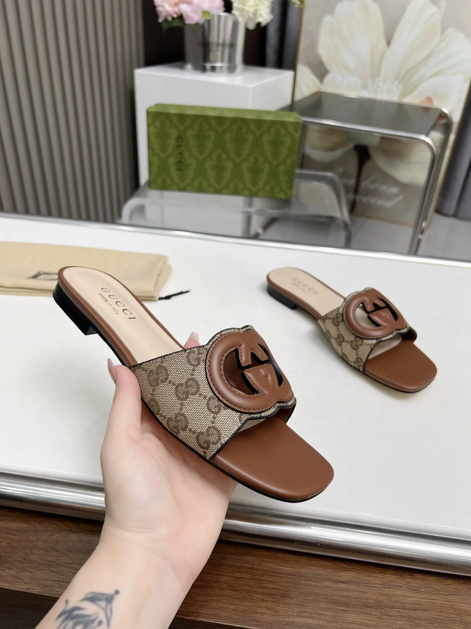 25 Ladies New Fashion Slippers