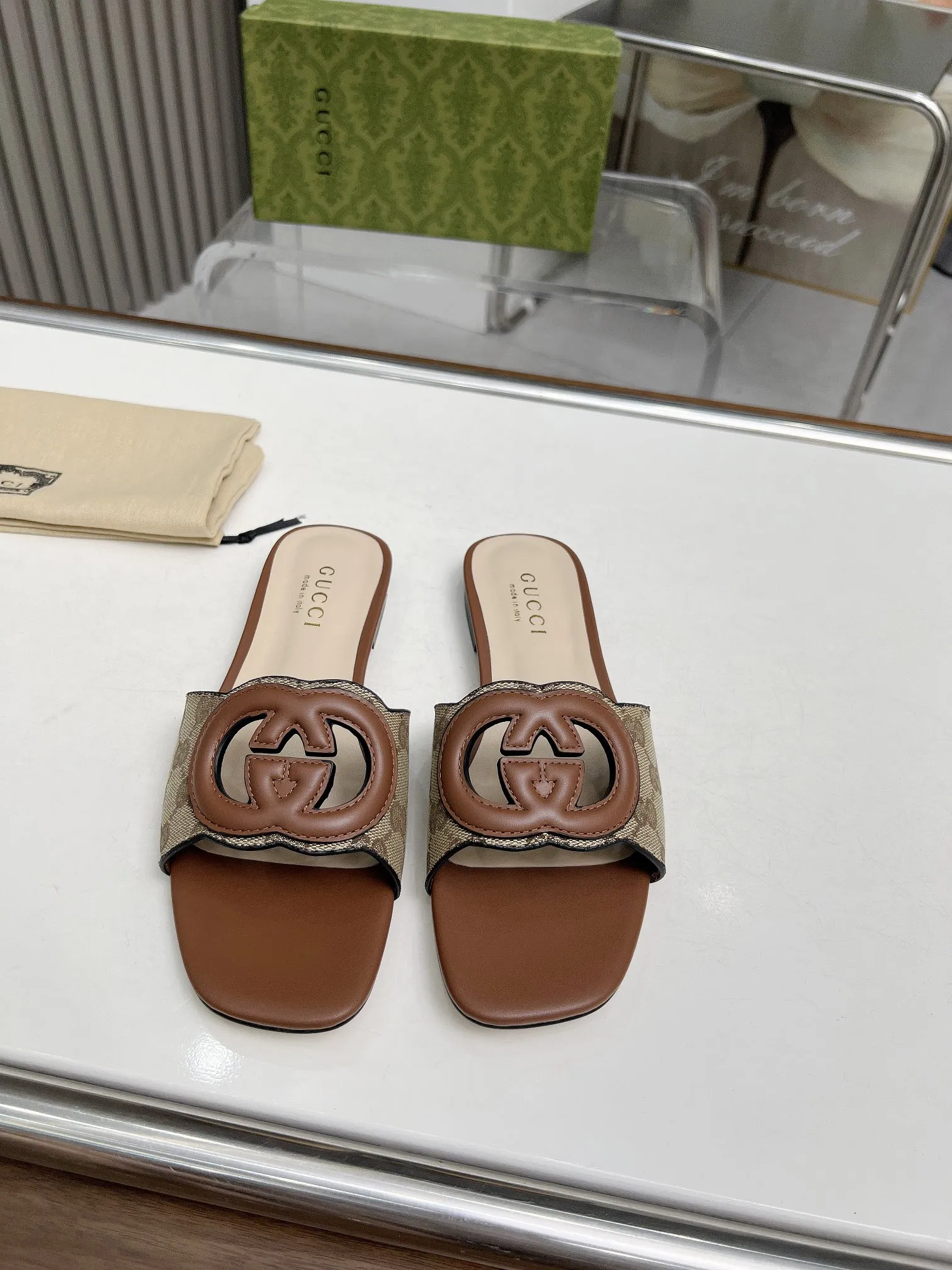 25 Ladies New Fashion Slippers