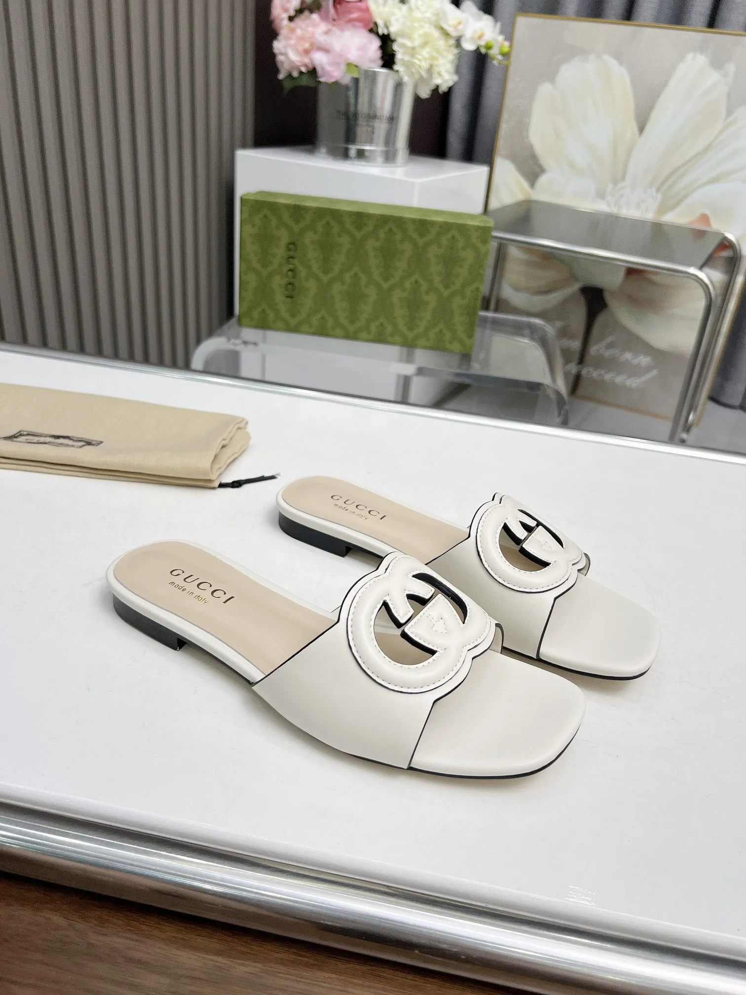 25 Ladies New Fashion Slippers