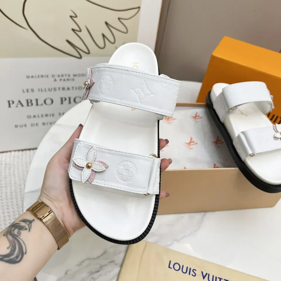 New fashion and versatile sandals