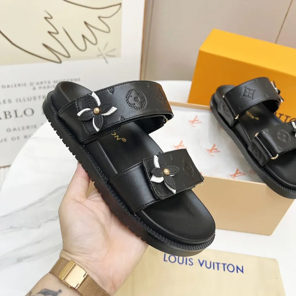 New fashion and versatile sandals