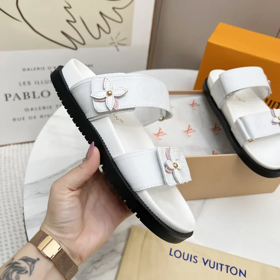 New fashion and versatile sandals