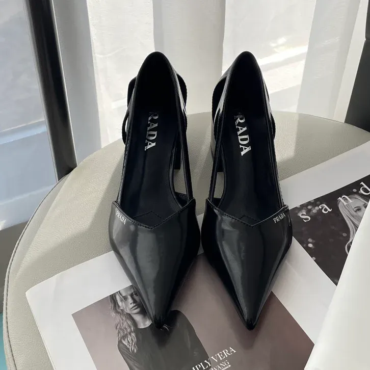 Early spring new pointed toe thick heeled single shoes