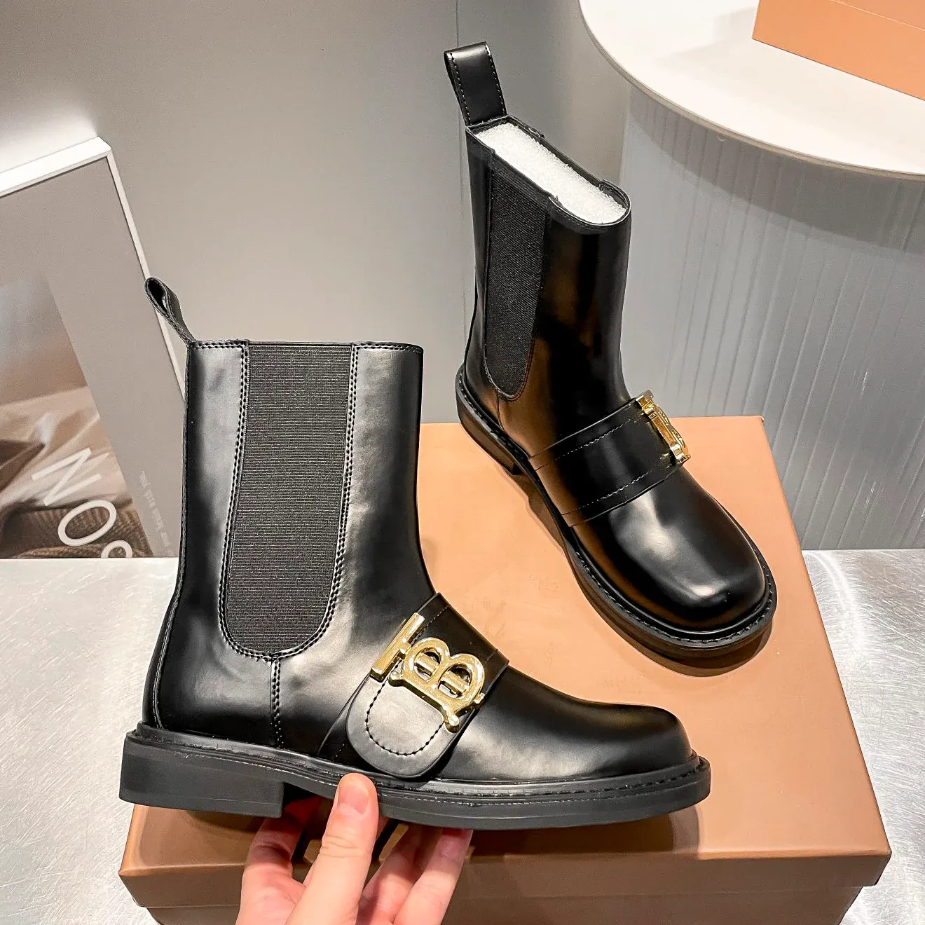 Fashionable and versatile short boots