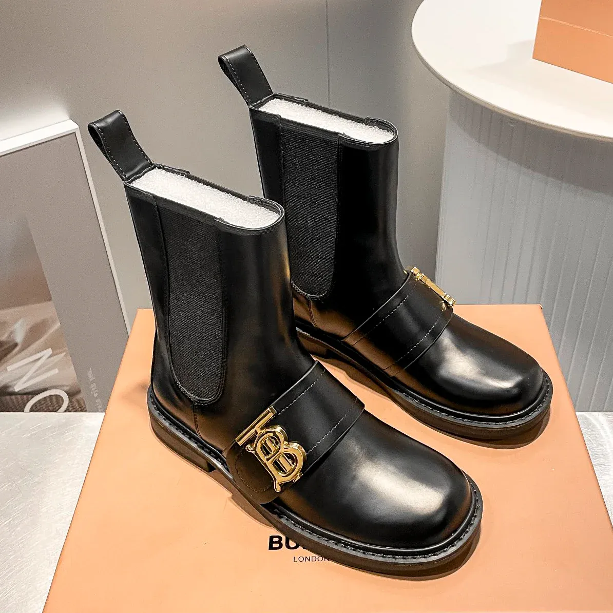 Fashionable and versatile short boots