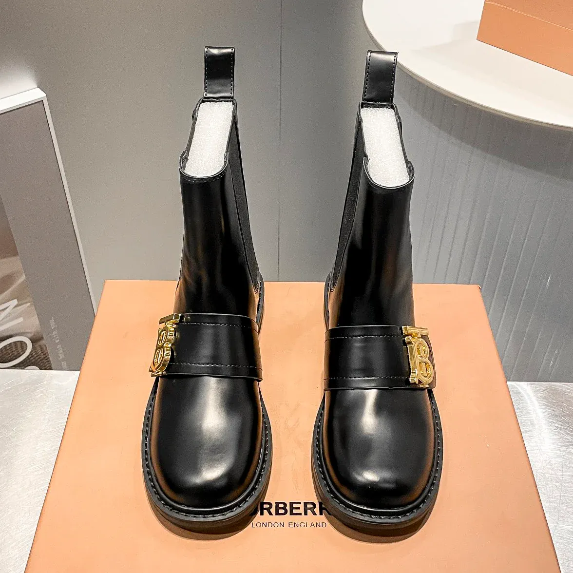 Fashionable and versatile short boots