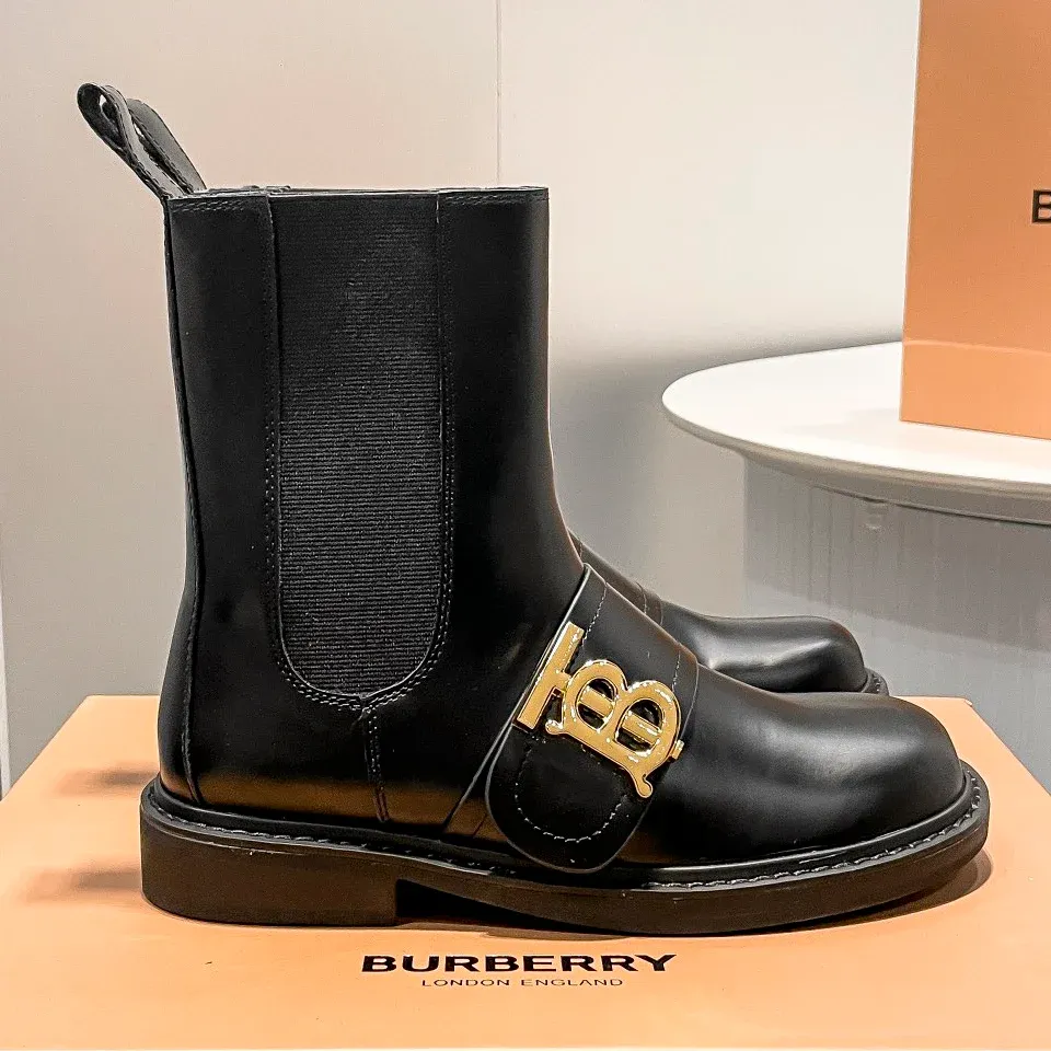 Fashionable and versatile short boots