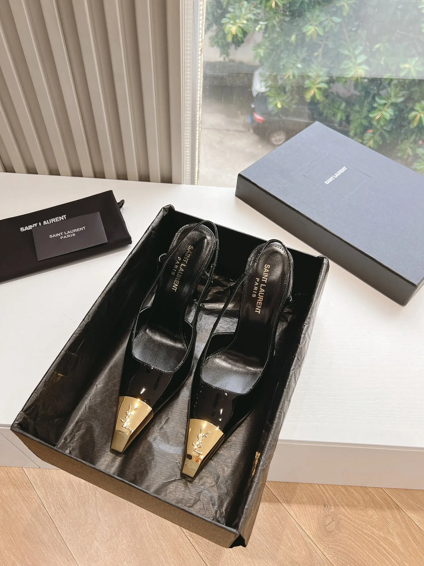 Lee metal buckle high heels