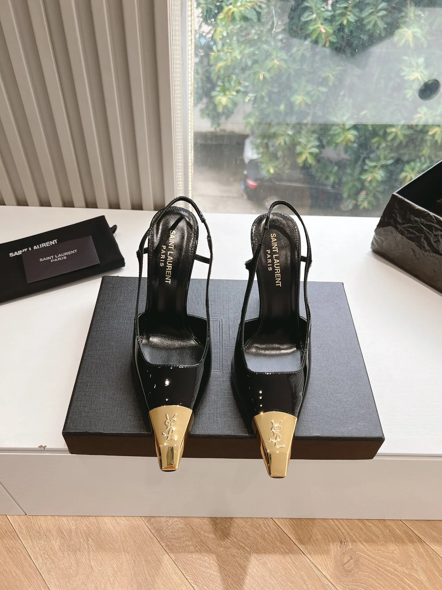 Lee metal buckle high heels