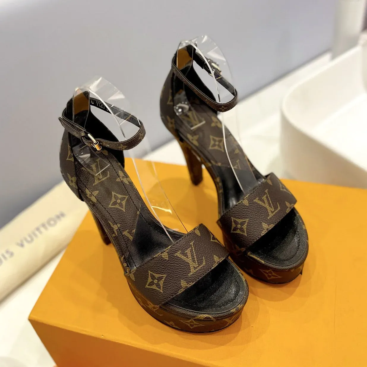 Classic Monogram versatile and elegant high heels