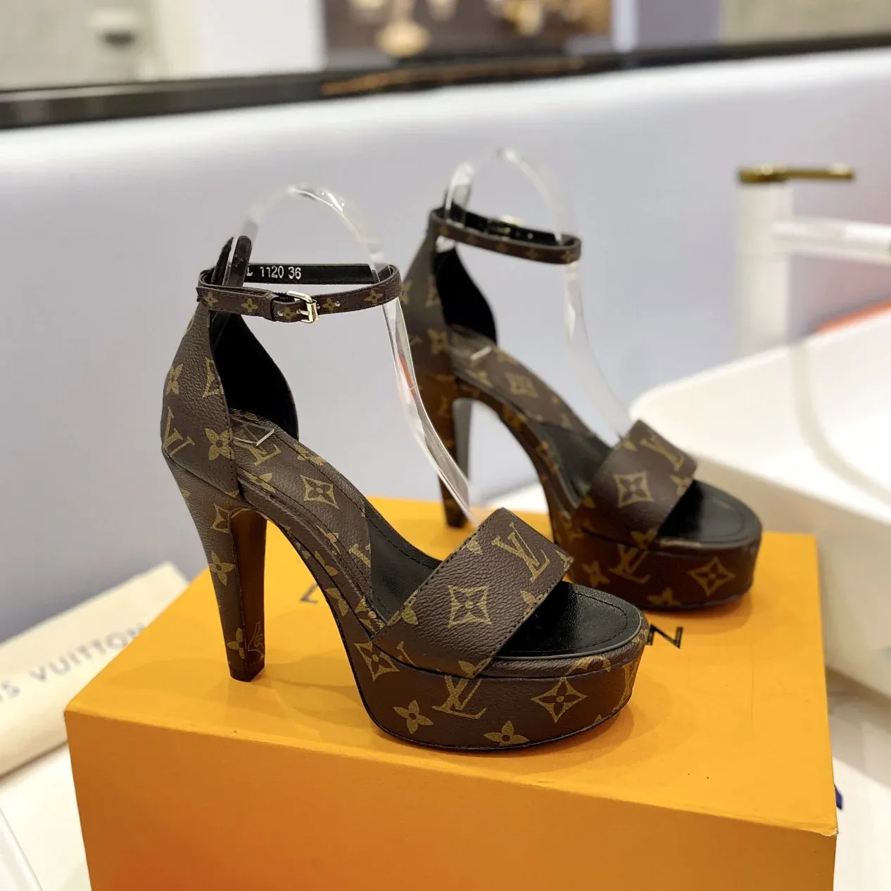 Classic Monogram versatile and elegant high heels