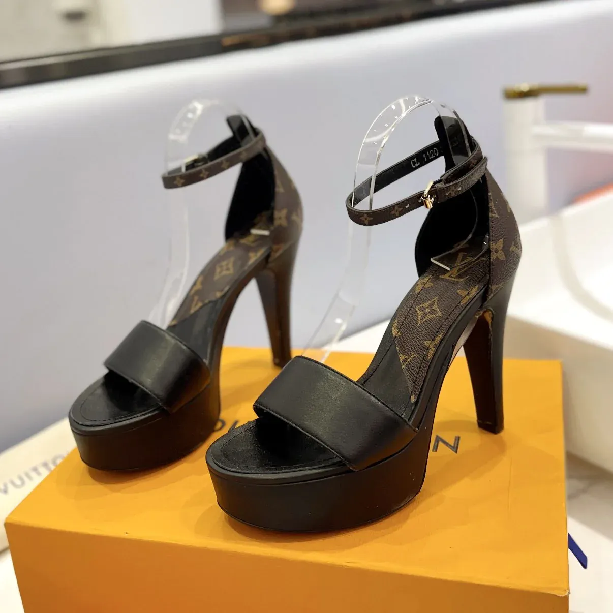 Classic Monogram versatile and elegant high heels