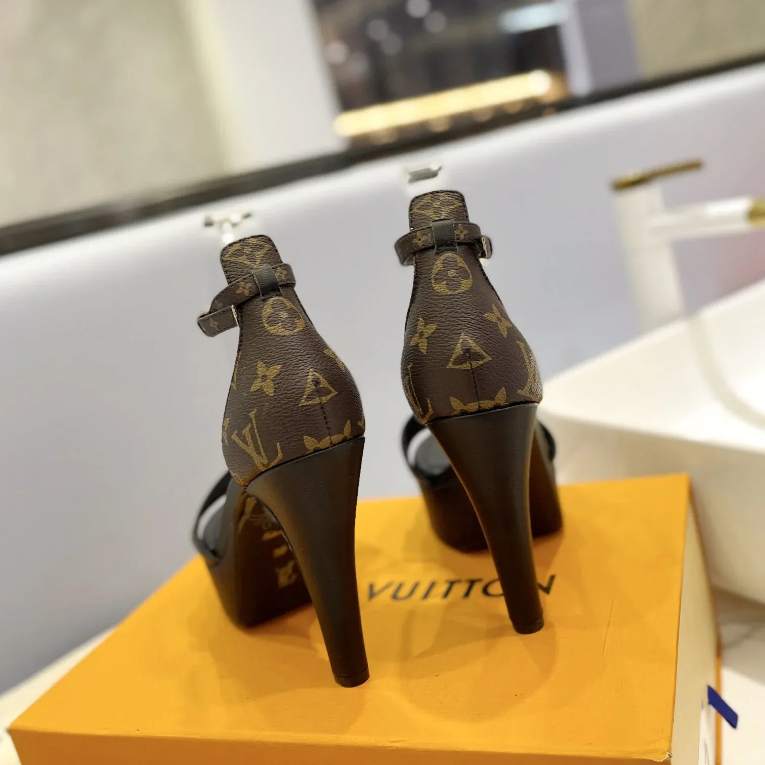 Classic Monogram versatile and elegant high heels