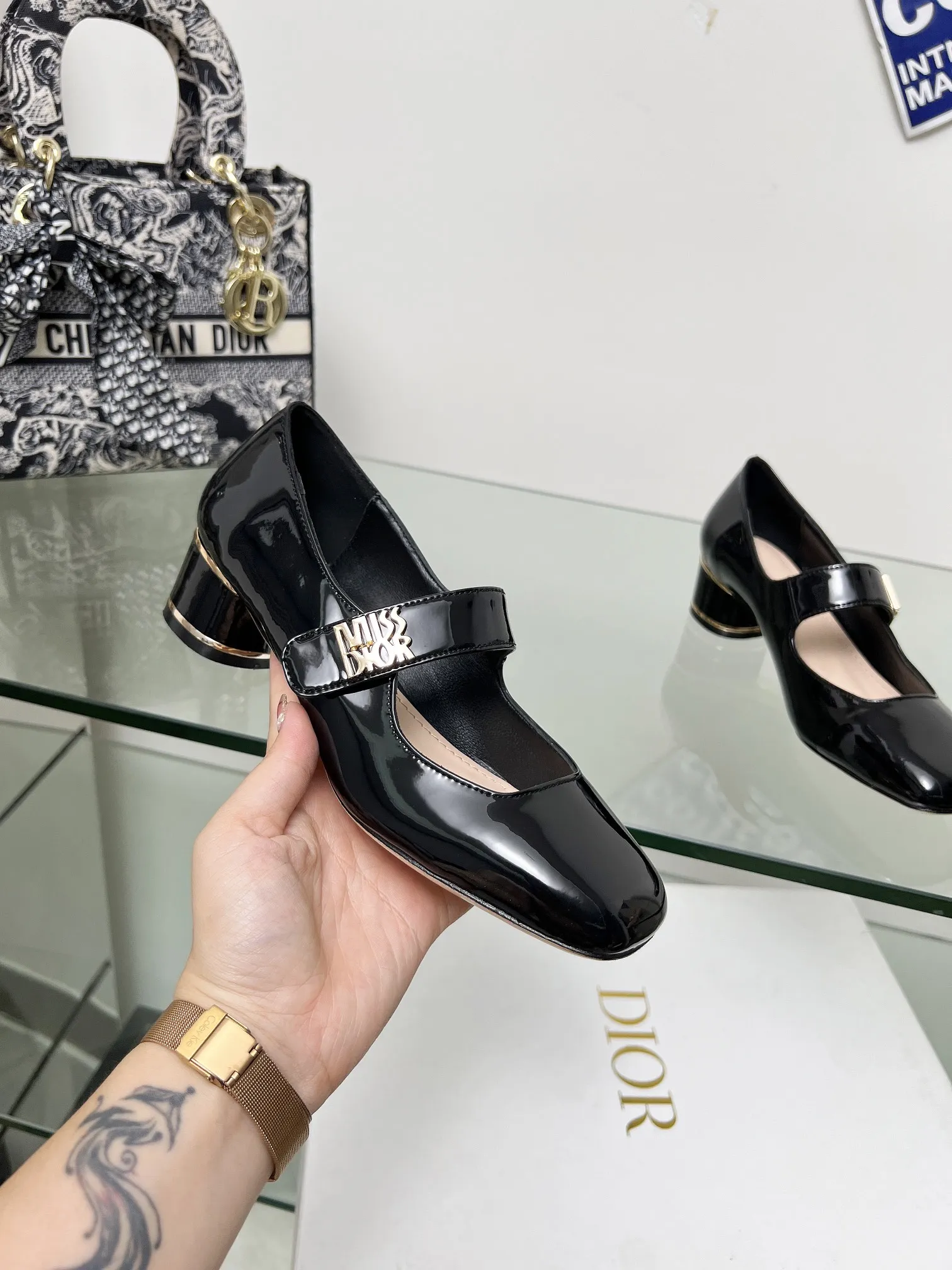 Miss lace-up patent leather heels