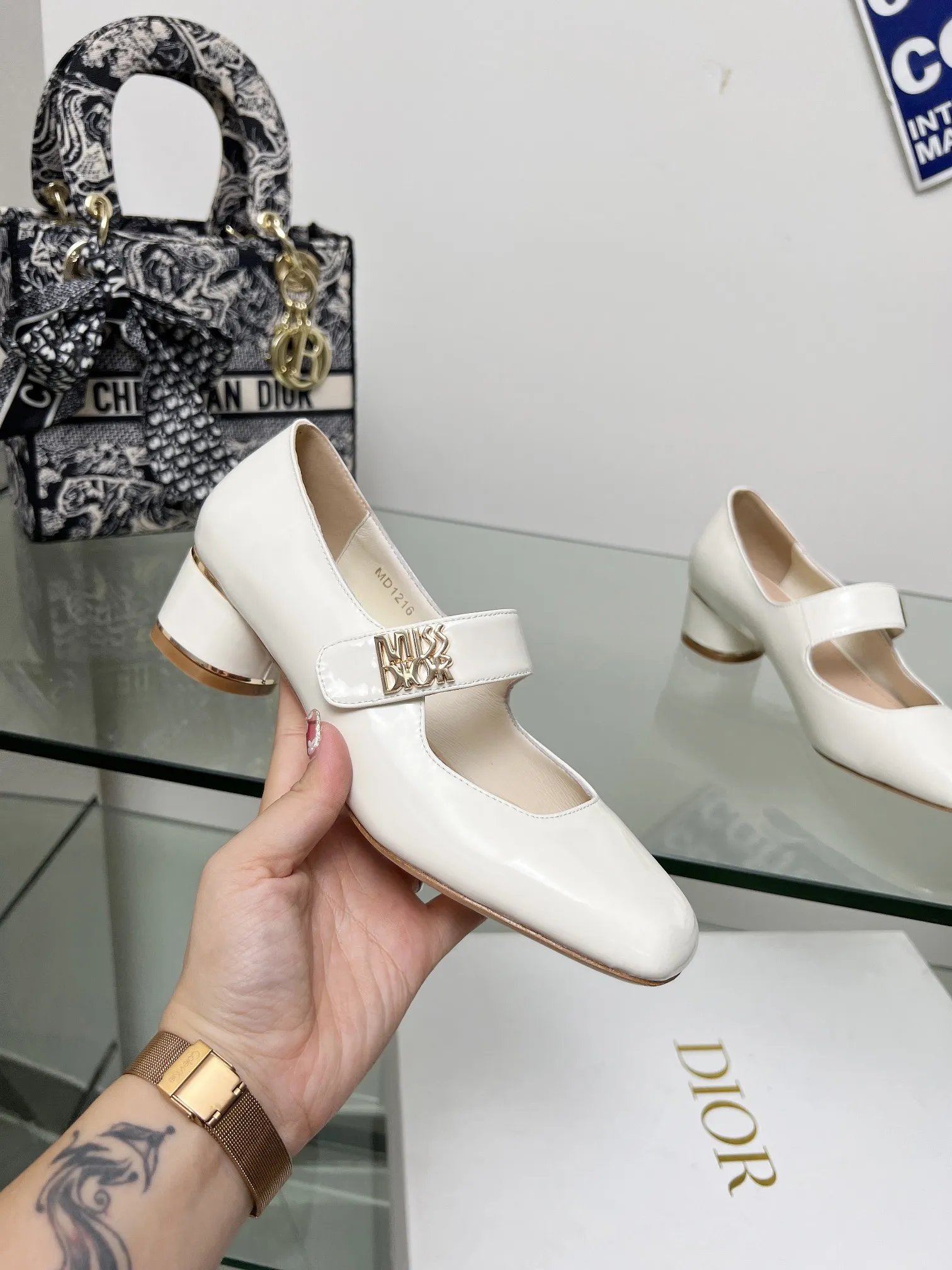 Miss lace-up patent leather heels