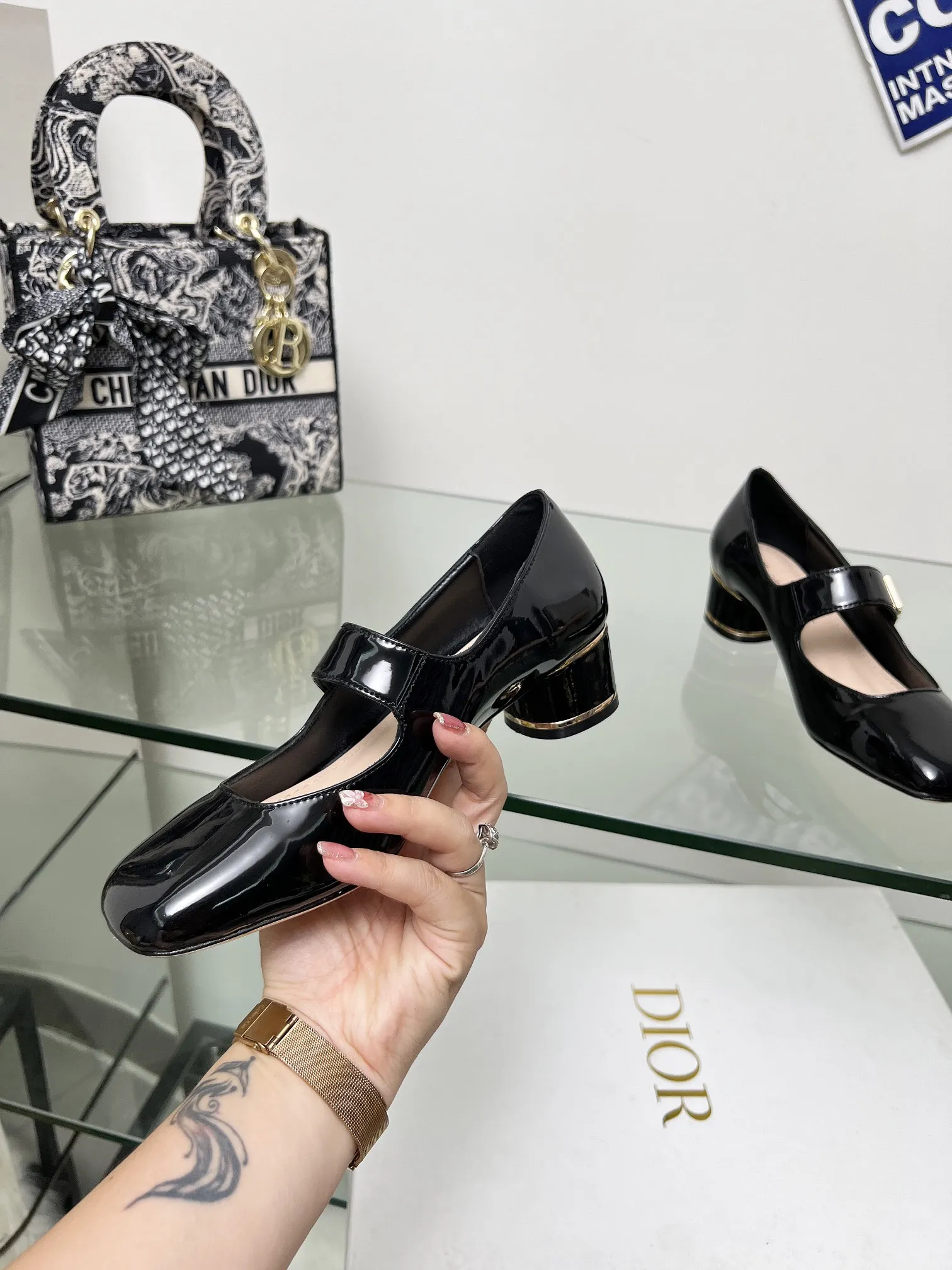 Miss lace-up patent leather heels