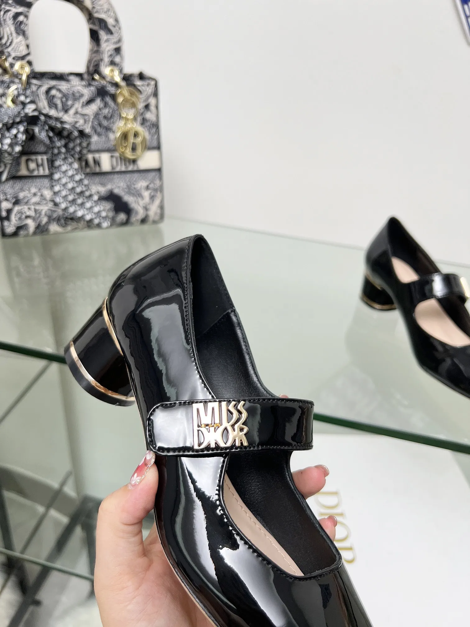 Miss lace-up patent leather heels