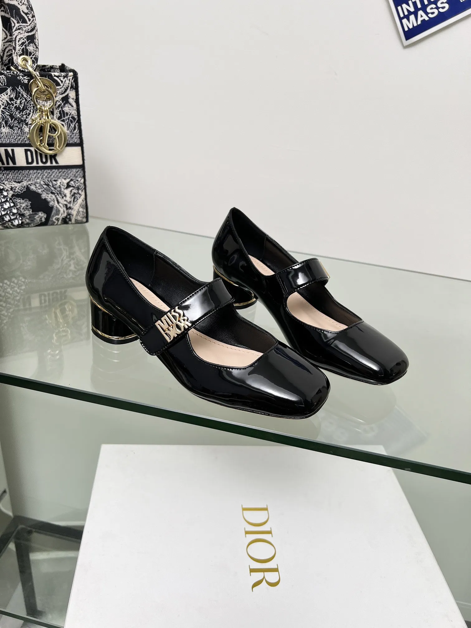 Miss lace-up patent leather heels