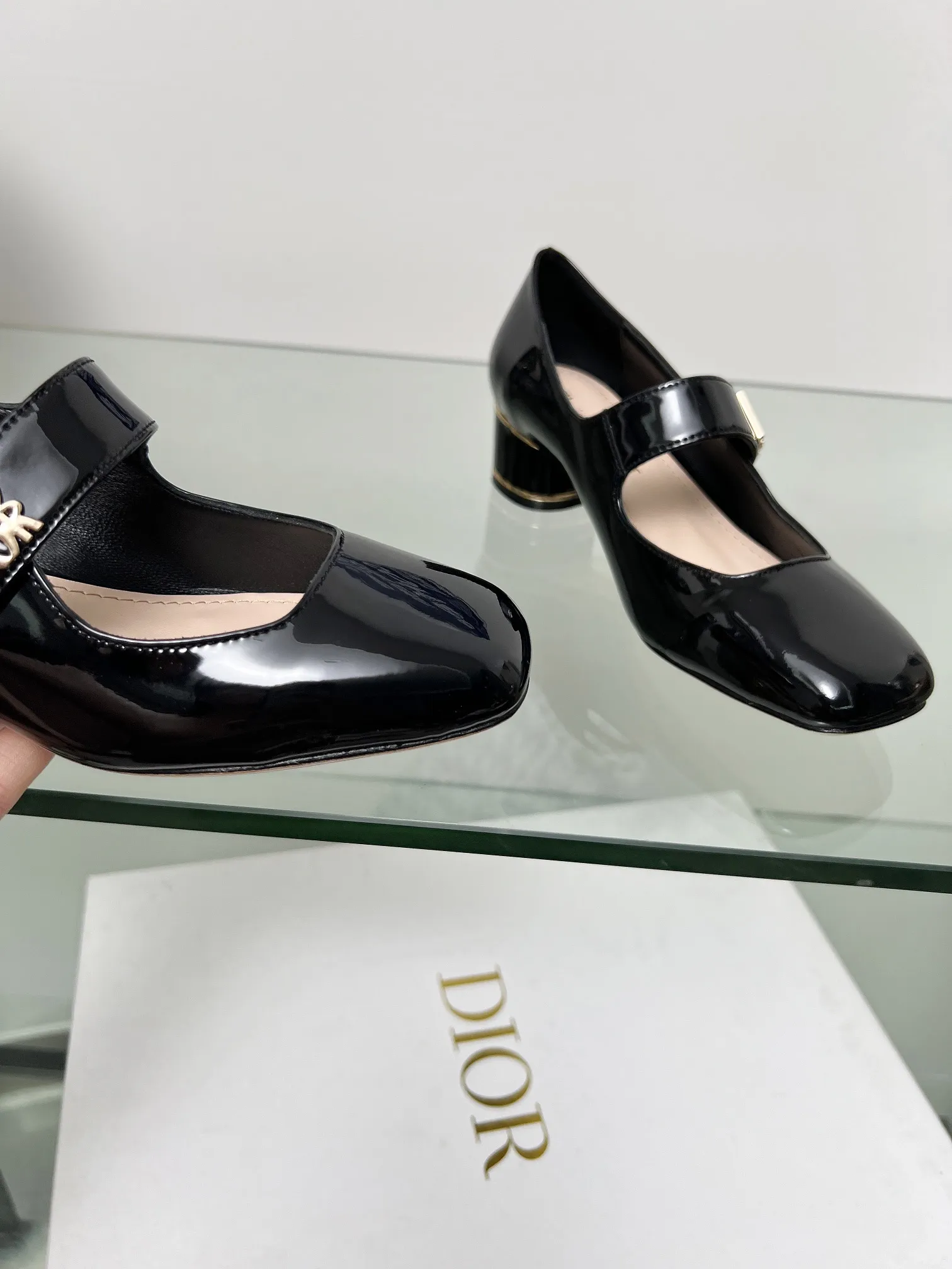 Miss lace-up patent leather heels