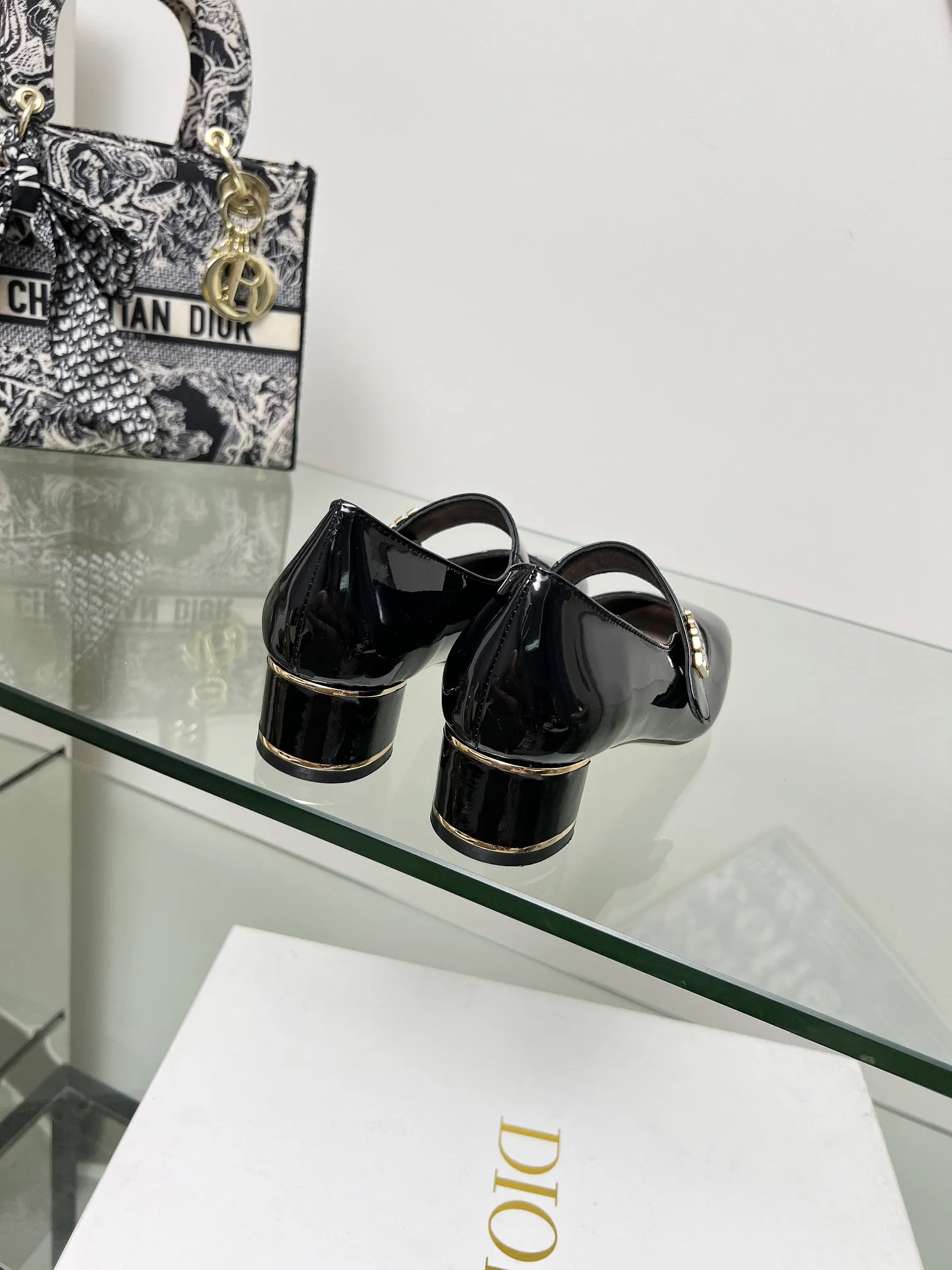 Miss lace-up patent leather heels