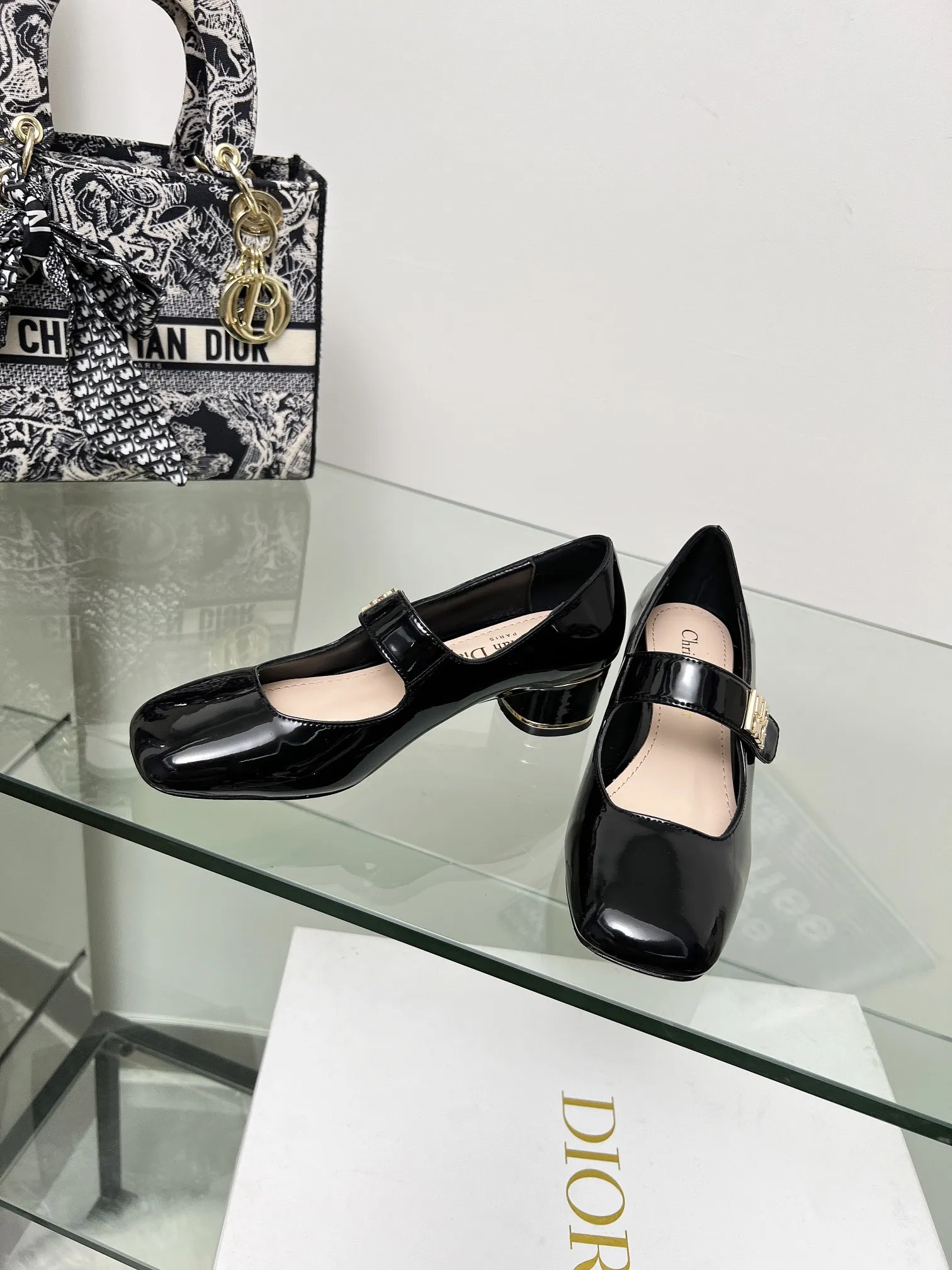 Miss lace-up patent leather heels