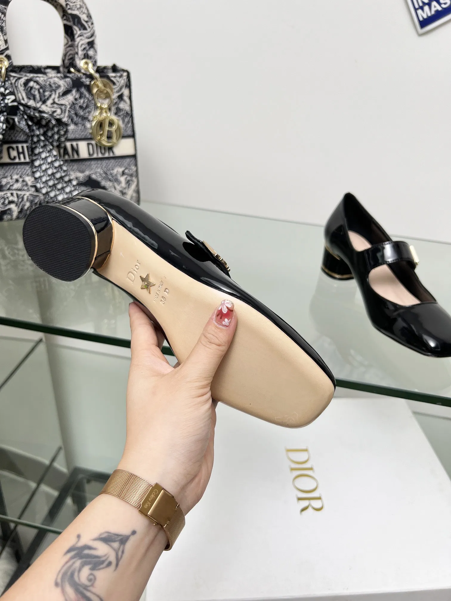 Miss lace-up patent leather heels