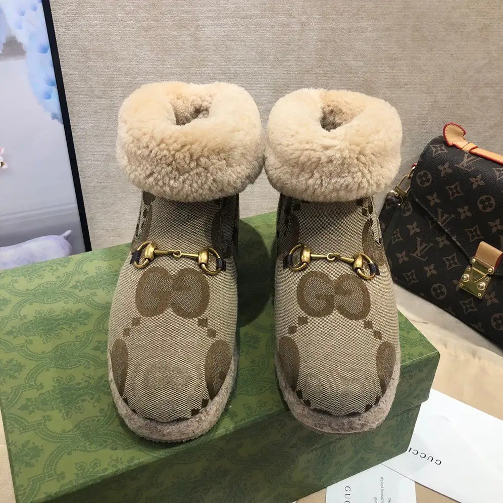 Wool boots for autumn and winter