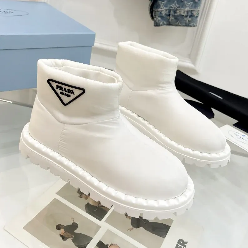 Fashionable and versatile women's boots