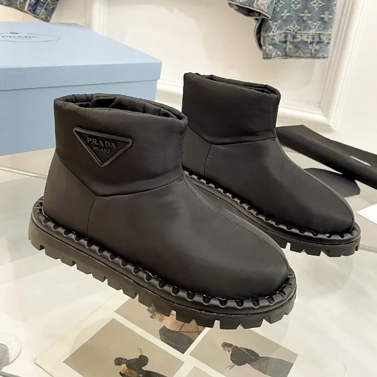 Fashionable and versatile women's boots