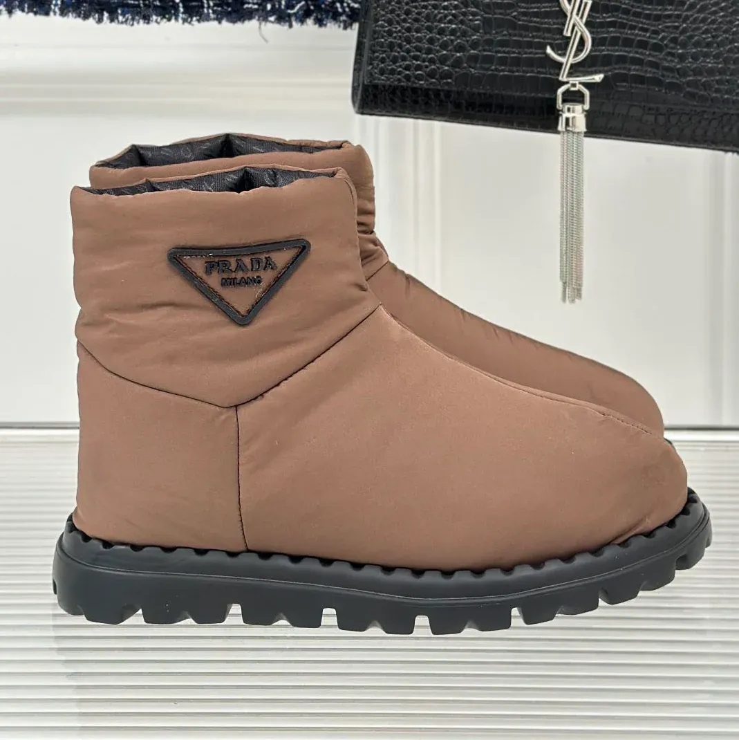 Fashionable and versatile women's boots