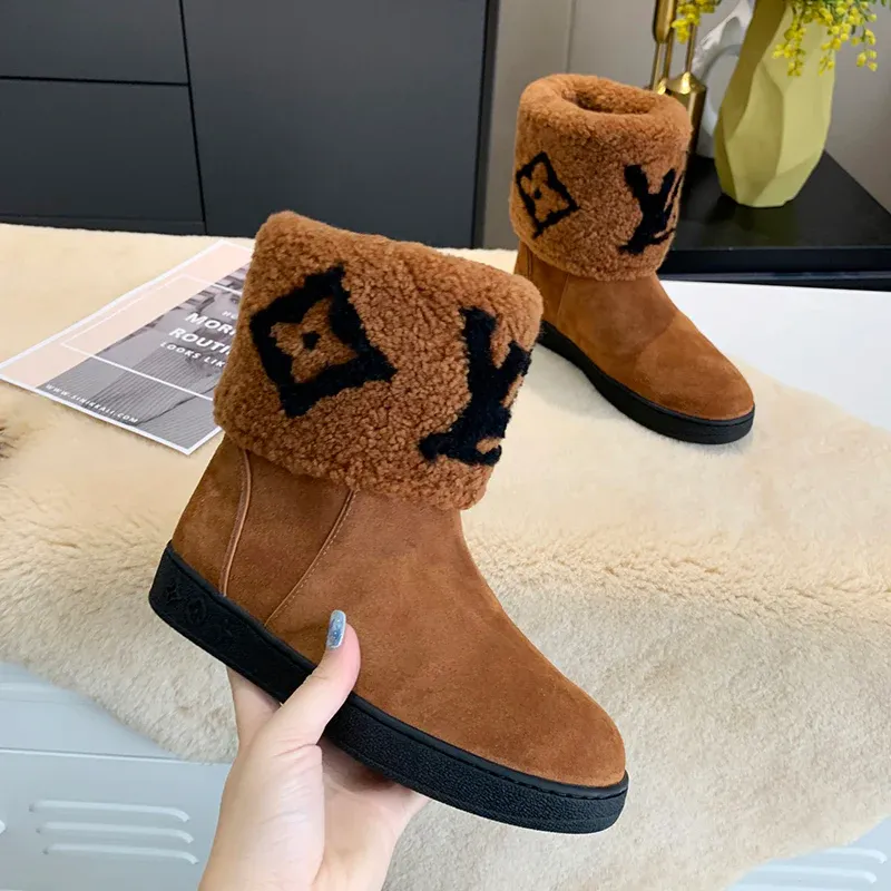 Versatile classic wool snow boots