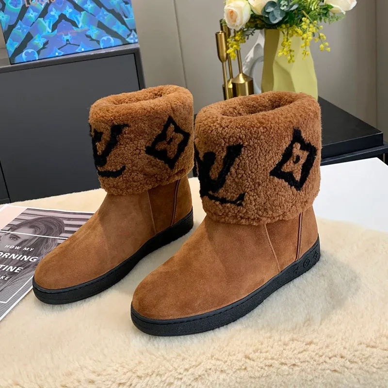 Versatile classic wool snow boots