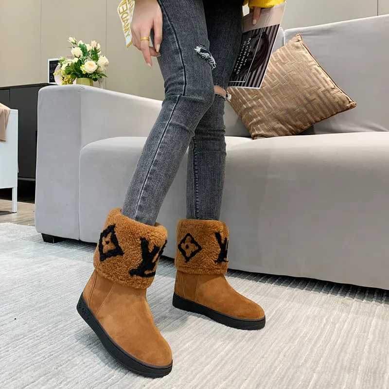 Versatile classic wool snow boots