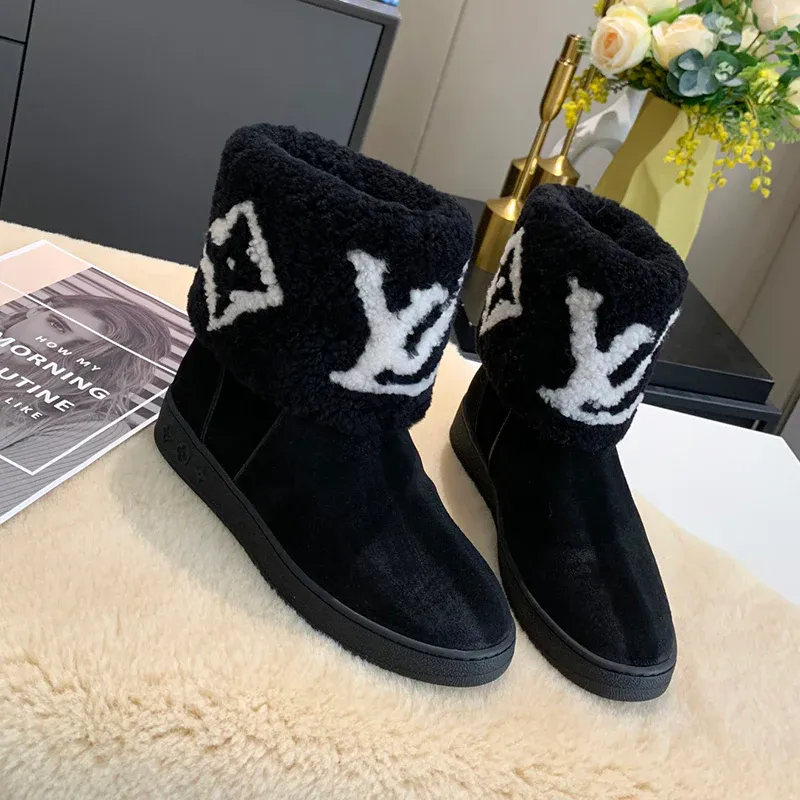 Versatile classic wool snow boots