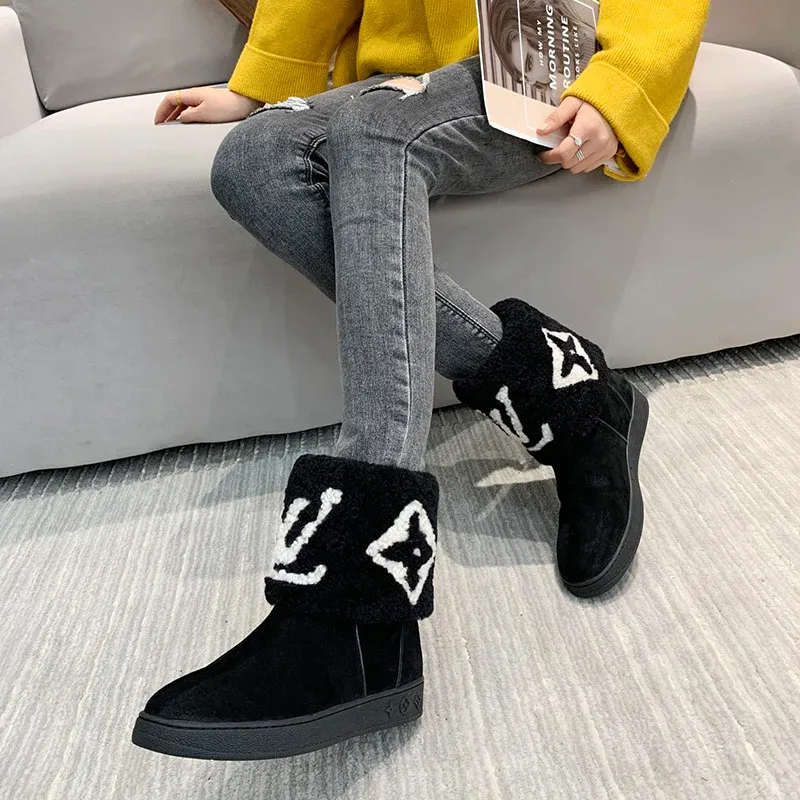 Versatile classic wool snow boots