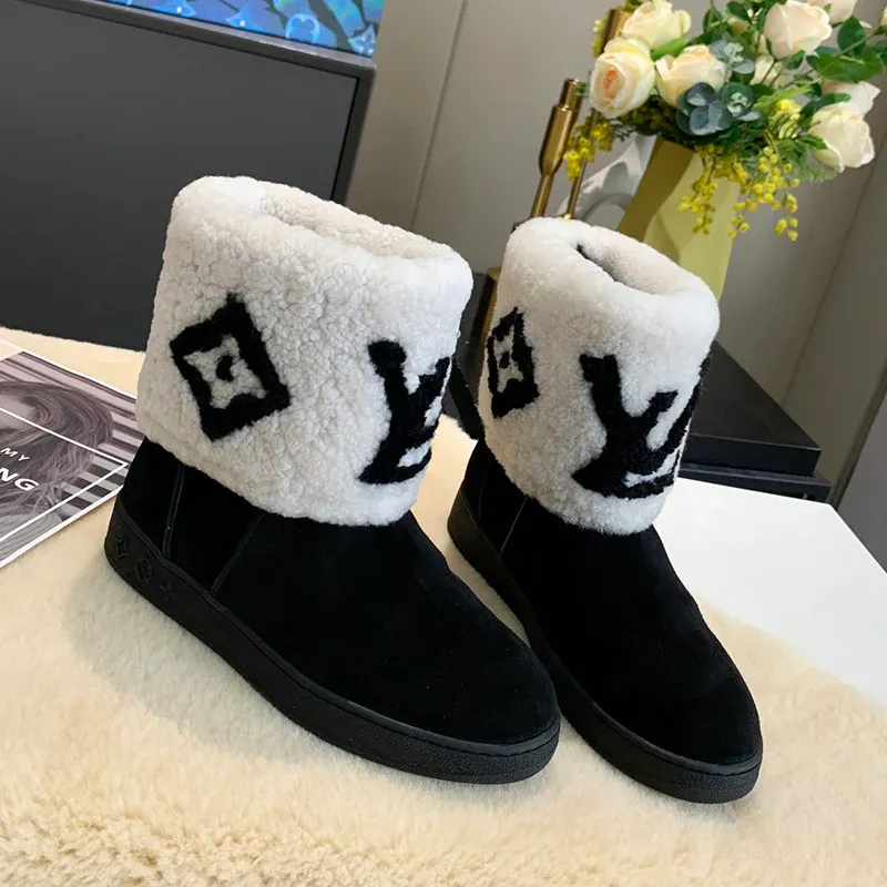 Versatile classic wool snow boots