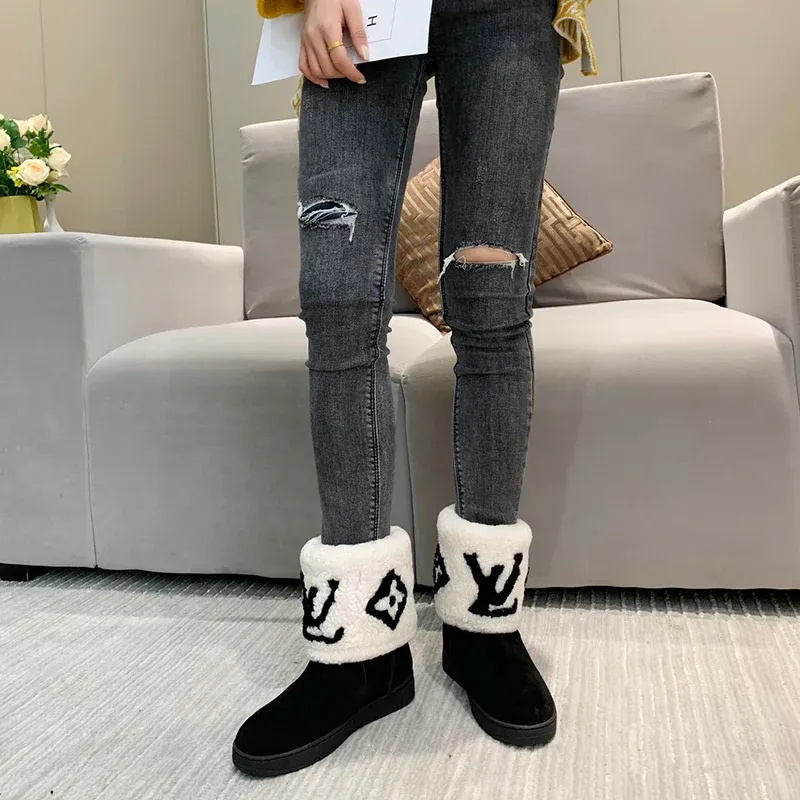 Versatile classic wool snow boots