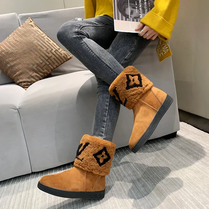 Versatile classic wool snow boots
