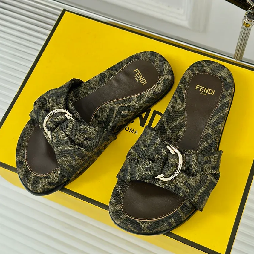 Luxurious presbyopia thick soled sandals