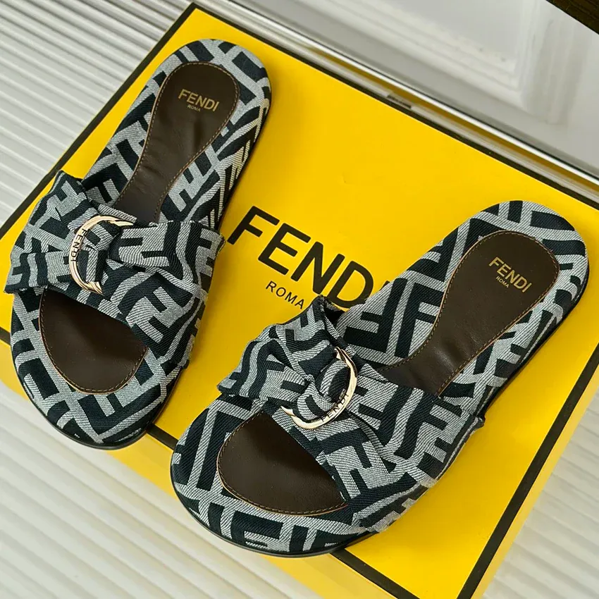 Luxurious presbyopia thick soled sandals