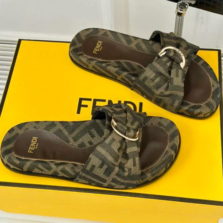 Luxurious presbyopia thick soled sandals