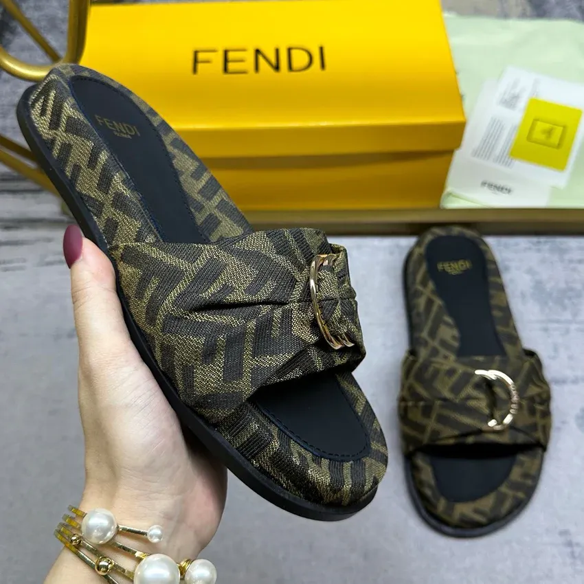 Luxurious presbyopia thick soled sandals