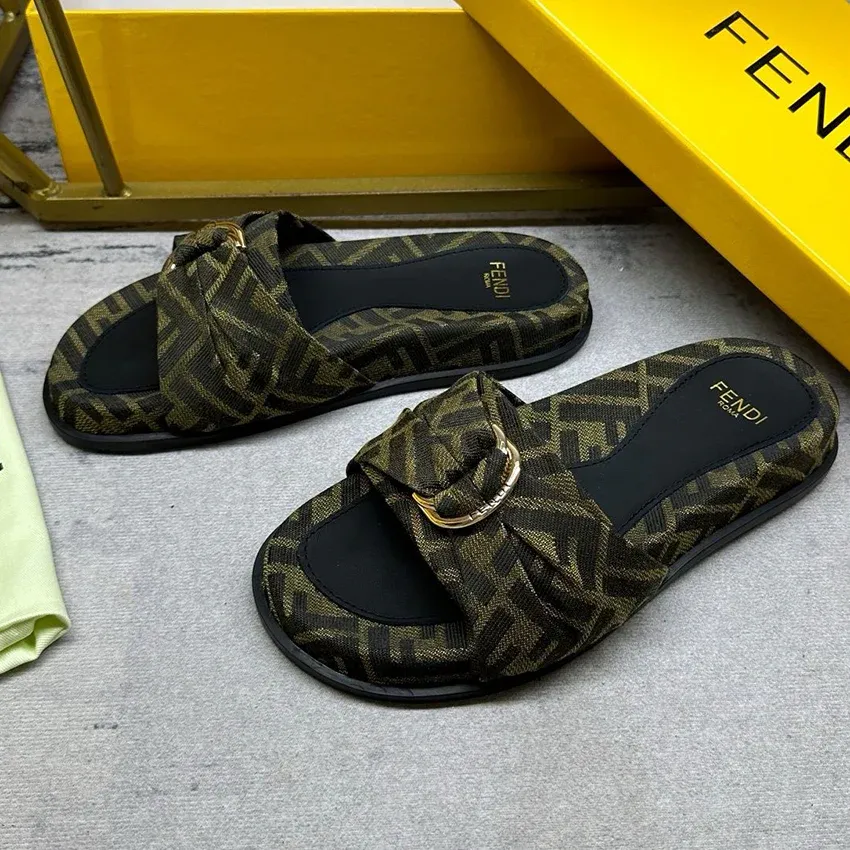 Luxurious presbyopia thick soled sandals