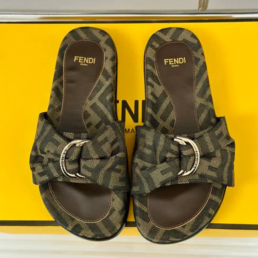 Luxurious presbyopia thick soled sandals