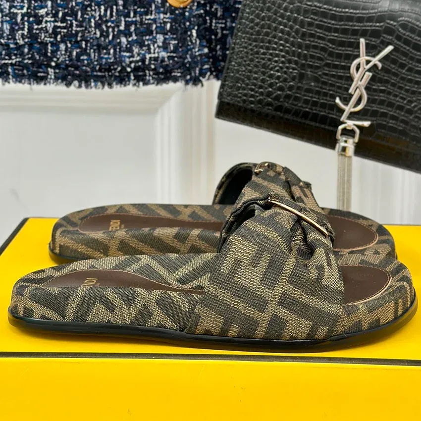 Luxurious presbyopia thick soled sandals