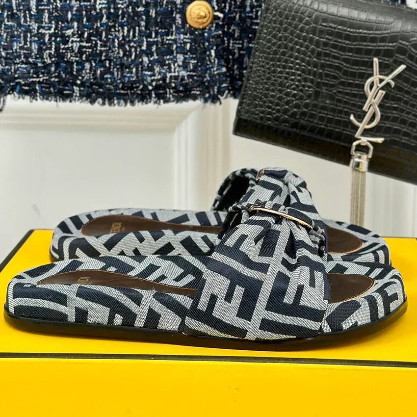 Luxurious presbyopia thick soled sandals