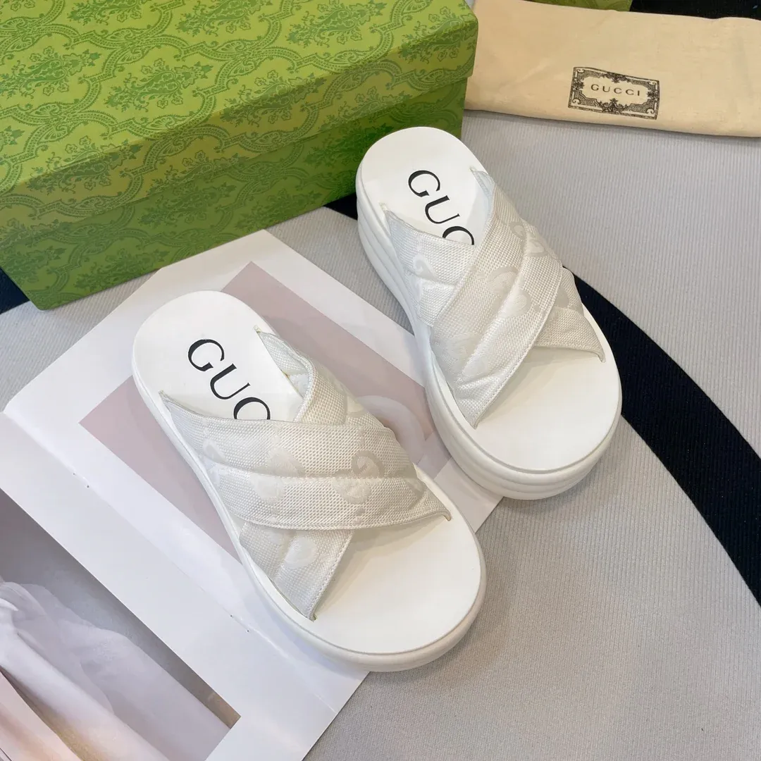 Fashionable and versatile thick soled slippers